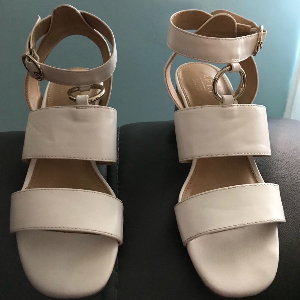 APT.9 shoes block heels
